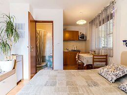 Studio Maro - Studio Apartment With Terrace