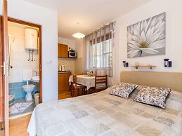 Studio Maro - Studio Apartment With Terrace