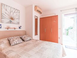 Studio Maro - Studio Apartment With Terrace
