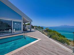 Villa in Tragaki With Pool