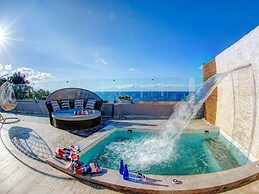 Villa in Tragaki With Pool