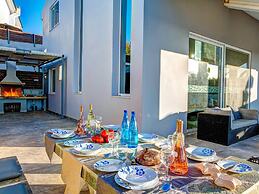 Villa in Tragaki With Pool