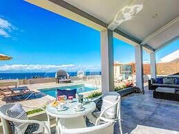 Villa in Tragaki With Pool