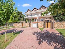 Inviting Villa in Anavissos With Communal Pool