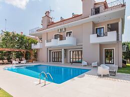 Inviting Villa in Anavissos With Communal Pool