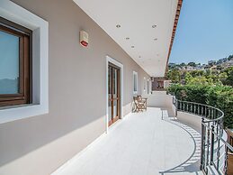 Inviting Villa in Anavissos With Communal Pool