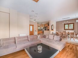 Inviting Villa in Anavissos With Communal Pool