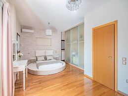 Inviting Villa in Anavissos With Communal Pool