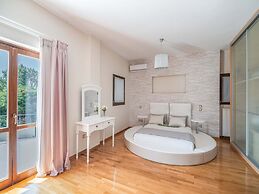 Inviting Villa in Anavissos With Communal Pool