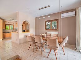 Inviting Villa in Anavissos With Communal Pool