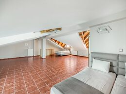 Inviting Villa in Anavissos With Communal Pool