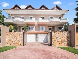 Inviting Villa in Anavissos With Communal Pool