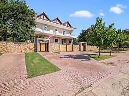 Inviting Villa in Anavissos With Communal Pool