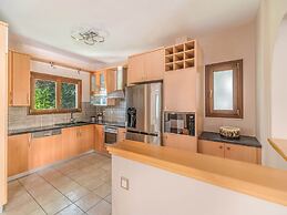 Inviting Villa in Anavissos With Communal Pool