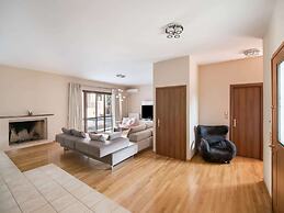 Inviting Villa in Anavissos With Communal Pool