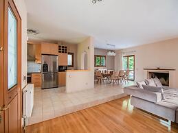 Inviting Villa in Anavissos With Communal Pool