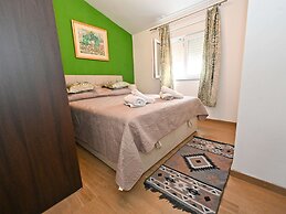 Home With Swimming Pool & Outdoor Kitchen