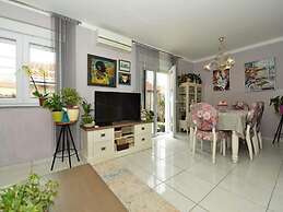 Home With Swimming Pool & Outdoor Kitchen