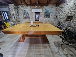 Home With Swimming Pool & Outdoor Kitchen