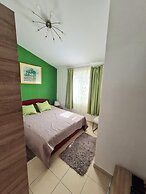 Home With Swimming Pool & Outdoor Kitchen