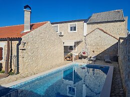 Home With Swimming Pool & Outdoor Kitchen