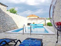 Home With Swimming Pool & Outdoor Kitchen