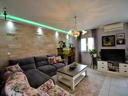 Home With Swimming Pool & Outdoor Kitchen