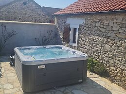 Home With Swimming Pool & Outdoor Kitchen