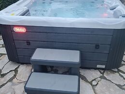 Home With Swimming Pool & Outdoor Kitchen