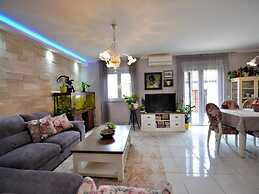 Home With Swimming Pool & Outdoor Kitchen