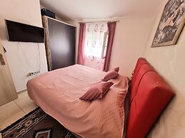 Home With Swimming Pool & Outdoor Kitchen