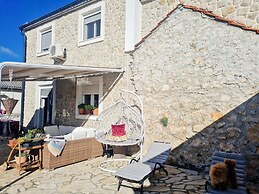 Home With Swimming Pool & Outdoor Kitchen