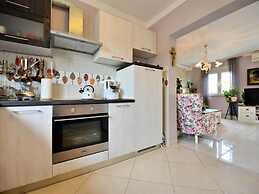 Home With Swimming Pool & Outdoor Kitchen