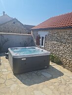 Home With Swimming Pool & Outdoor Kitchen