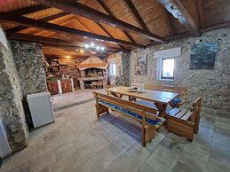 Home With Swimming Pool & Outdoor Kitchen