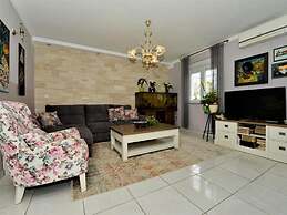 Home With Swimming Pool & Outdoor Kitchen