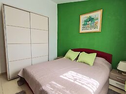 Home With Swimming Pool & Outdoor Kitchen