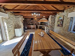 Home With Swimming Pool & Outdoor Kitchen