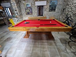 Home With Swimming Pool & Outdoor Kitchen