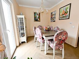 Home With Swimming Pool & Outdoor Kitchen