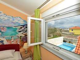 Home With Swimming Pool & Outdoor Kitchen