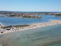 Home With Swimming Pool & Outdoor Kitchen