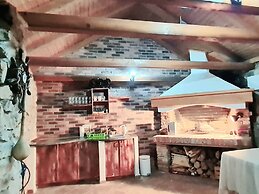 Home With Swimming Pool & Outdoor Kitchen