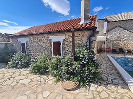Home With Swimming Pool & Outdoor Kitchen