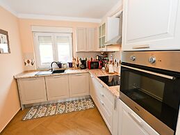 Home With Swimming Pool & Outdoor Kitchen