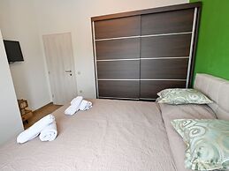 Home With Swimming Pool & Outdoor Kitchen