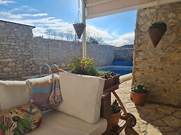 Home With Swimming Pool & Outdoor Kitchen