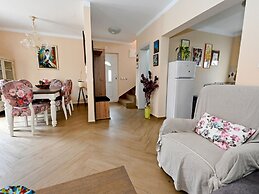 Home With Swimming Pool & Outdoor Kitchen