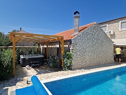 Home With Swimming Pool & Outdoor Kitchen
