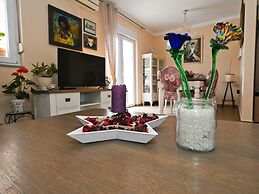 Home With Swimming Pool & Outdoor Kitchen